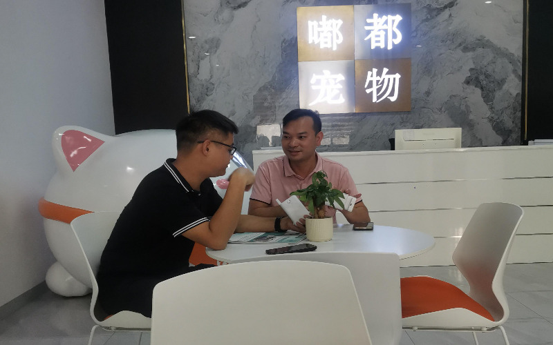 业务员为客户解答