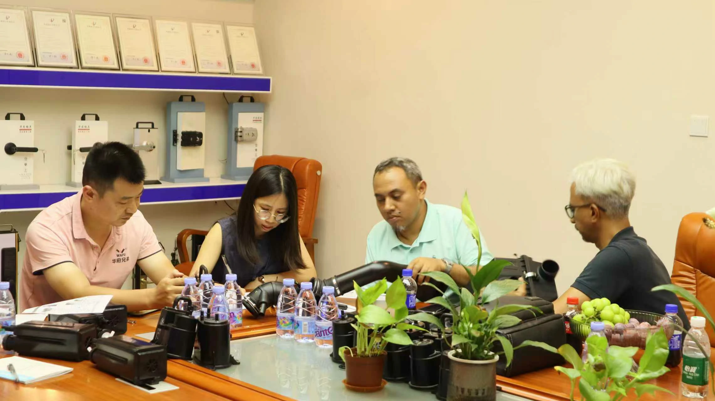 华府兄弟与马来西亚客户展开产品密封性测试的研讨会