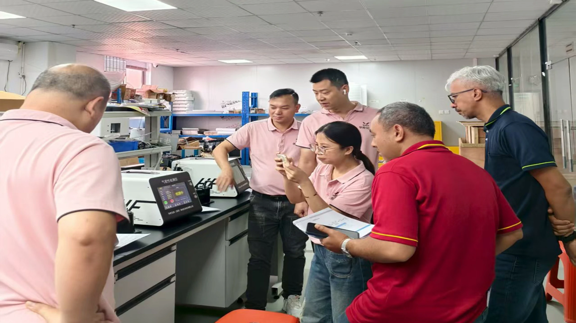 华府兄弟技术人员向马来西亚客户展示气密性检测仪的操作