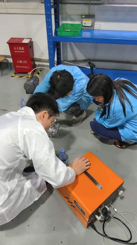 华府兄弟技术人员向产线员工演示如何使用气密性检测仪