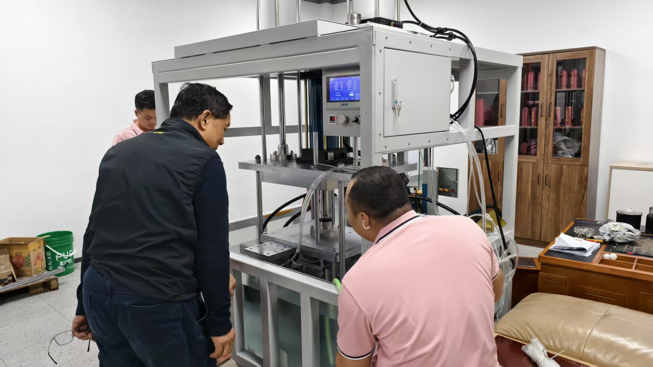 华府兄弟技术人员演示多功能气密性检测一体机操作流程