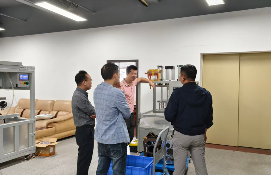 技术人员与客户讨论