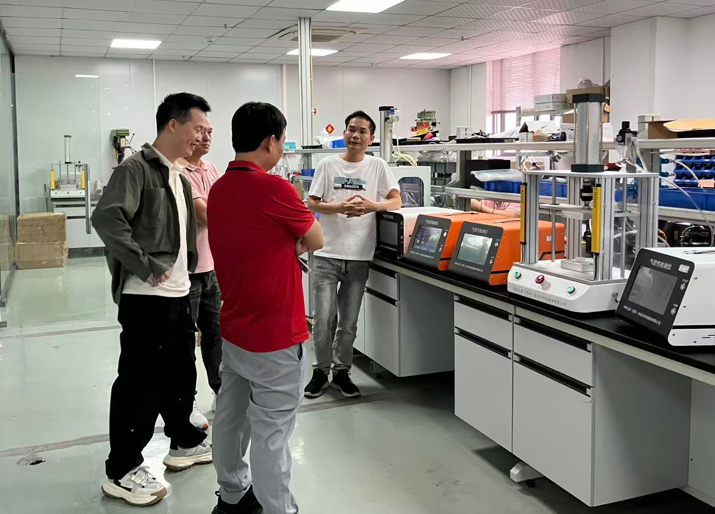 客户参观气密性检测仪产线