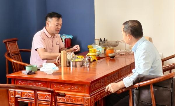 客户与技术员讨论方案