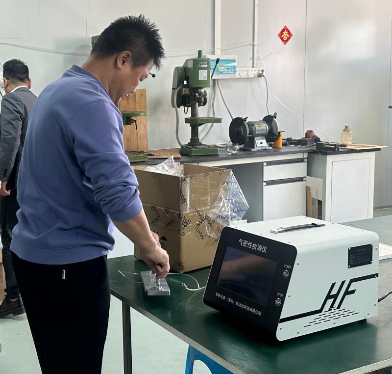 客户将密封透气膜加紧在工装上