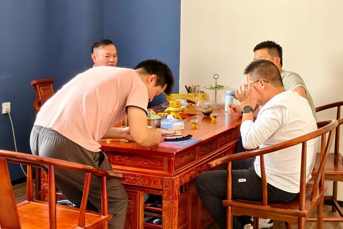 华府兄弟技术人员与客户讨论检测方案