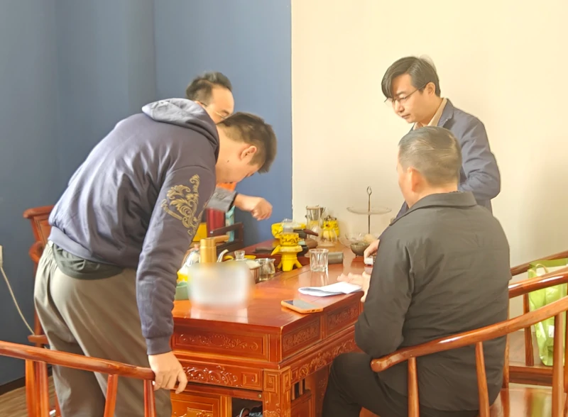 华府兄弟技术人员与客户讨论检测方案