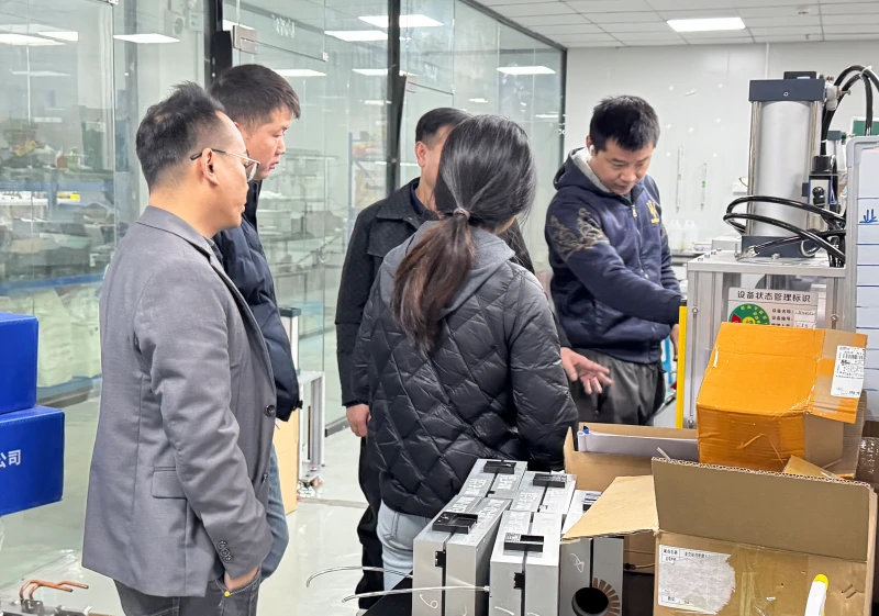 华府兄弟技术人员向客户讲解气密性检测仪