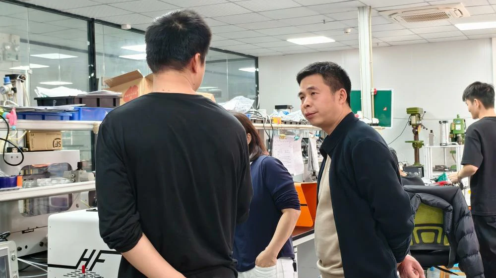 华府兄弟技术人员与客户交流