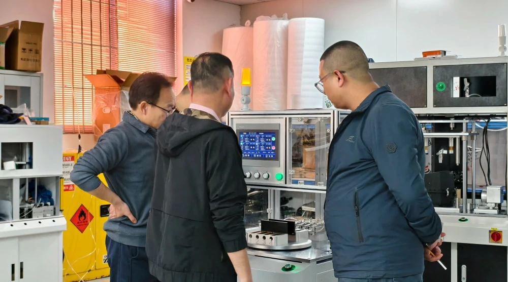 客户在仪器前驻足观察