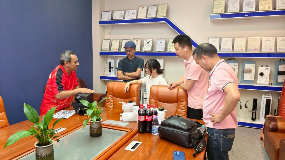 马来西亚客户在会议与华府兄弟技术人员交流