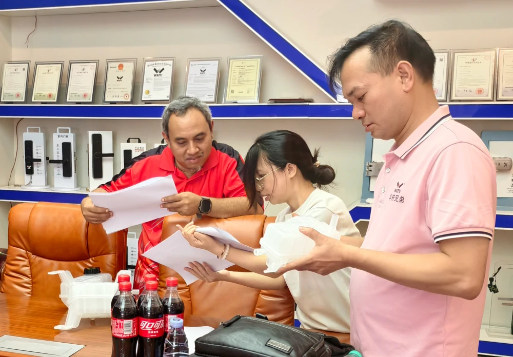 华府兄弟人员就客户带来的图纸进行沟通