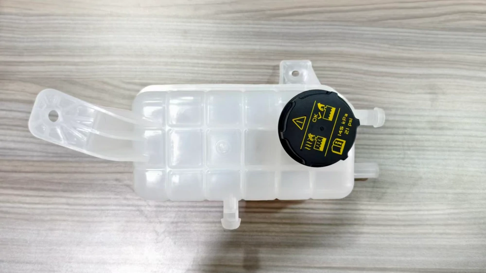 马来西亚客户本次来访携带的汽车冷却水箱样品