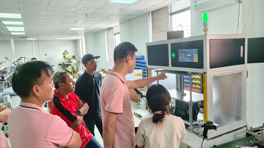 华府兄弟技术人员现场讲解