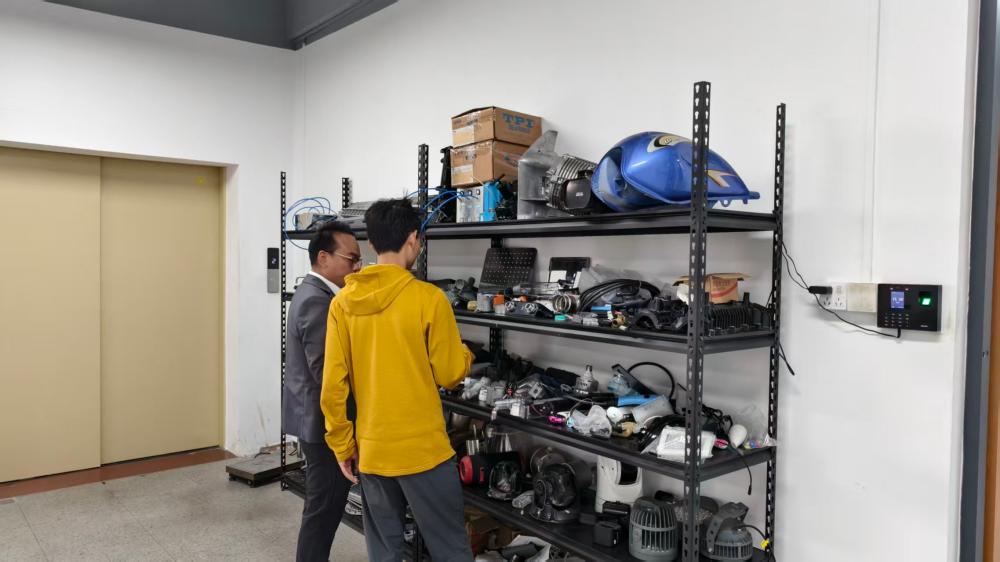 客户产品经理观摩检测样品陈列架