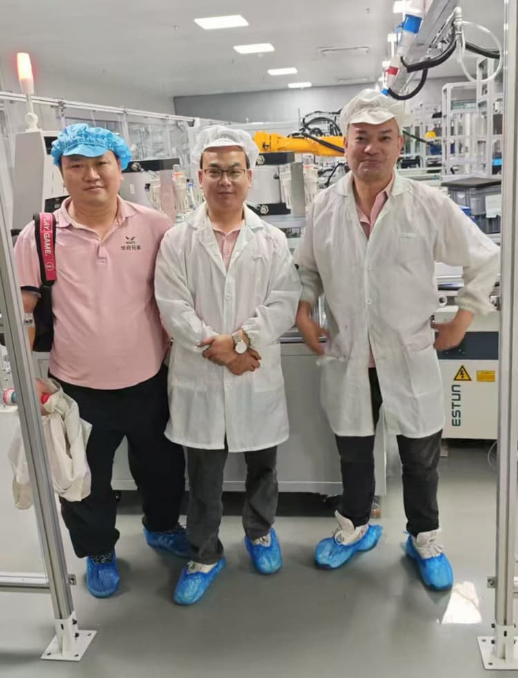 调试完成后技术人员合影留念