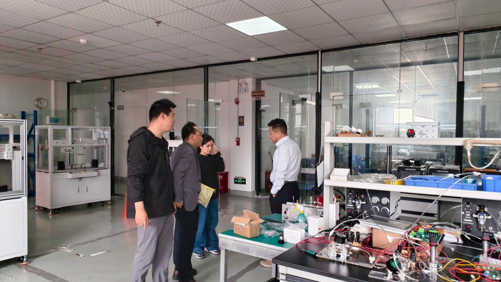 工程师与客户沟通自行车尾灯气密性检测方案的具体细节