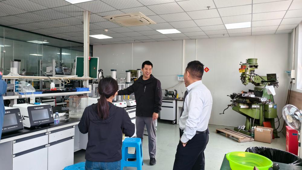华府兄弟工作人员向客户介绍气密性检测设备