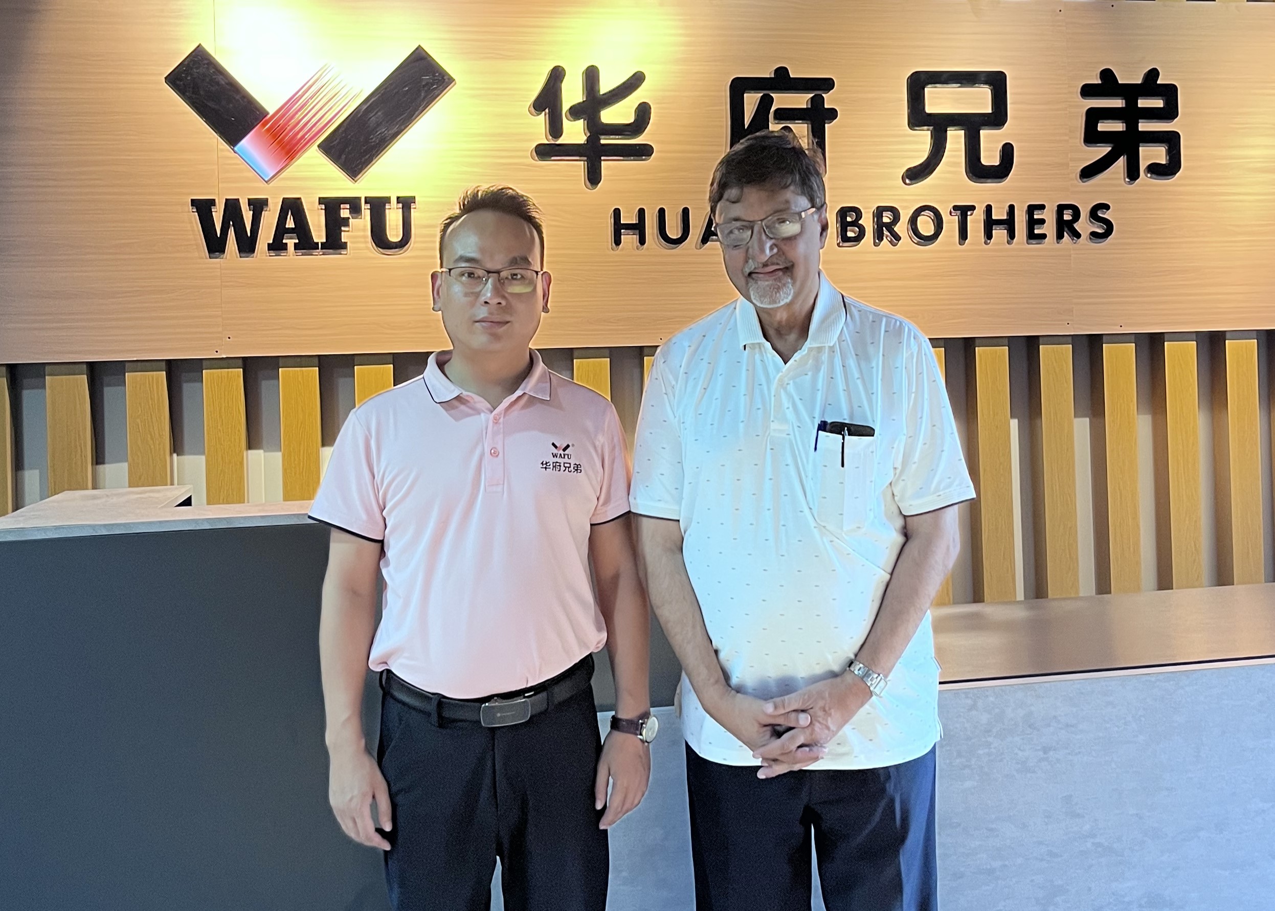 与印度客户合影