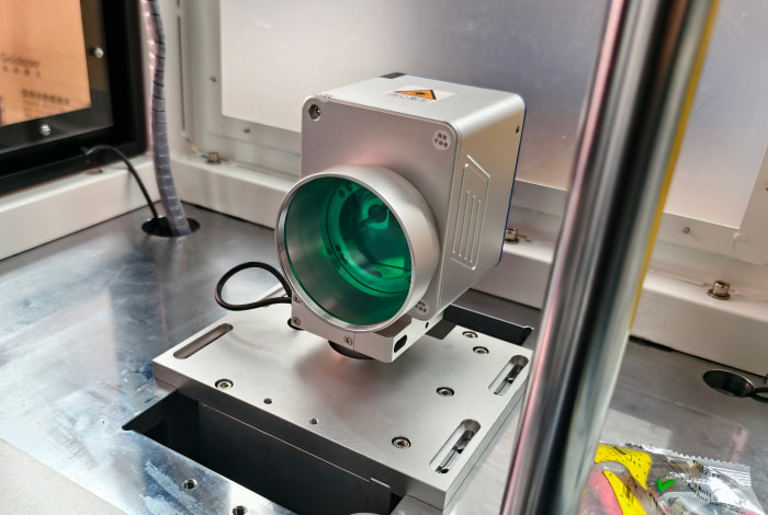 工位上的打标设备