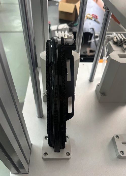 后视镜转向灯放置于夹具上