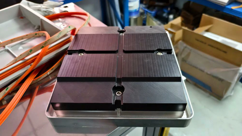 图1右侧产品的治具