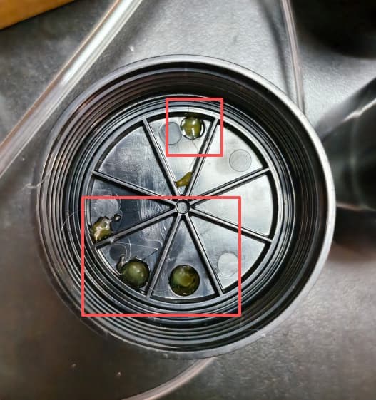 另一部分净水器外壳内侧点胶处